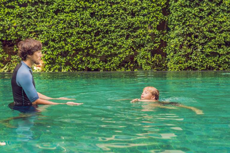 Piscine naturelle à filtration végétale aménagée dans un jardin