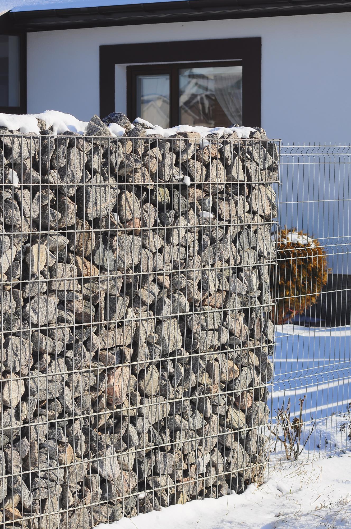 pose de clôture en gabion par un artisan paysagiste à Rennes Ille-et-Vilaine