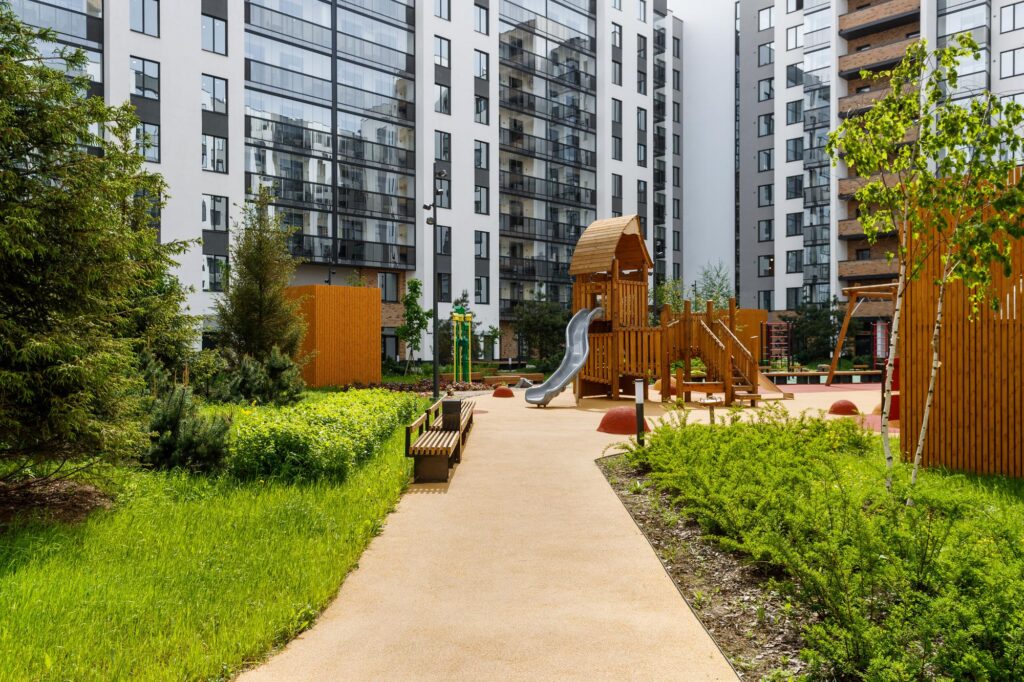 Contrat d&rsquo;entretien des espaces verts en copropriété : maîtriser vos dépenses et sécuriser votre résidence