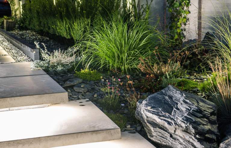 Jardin paysager aménagé avec massifs et pelouse par un paysagiste