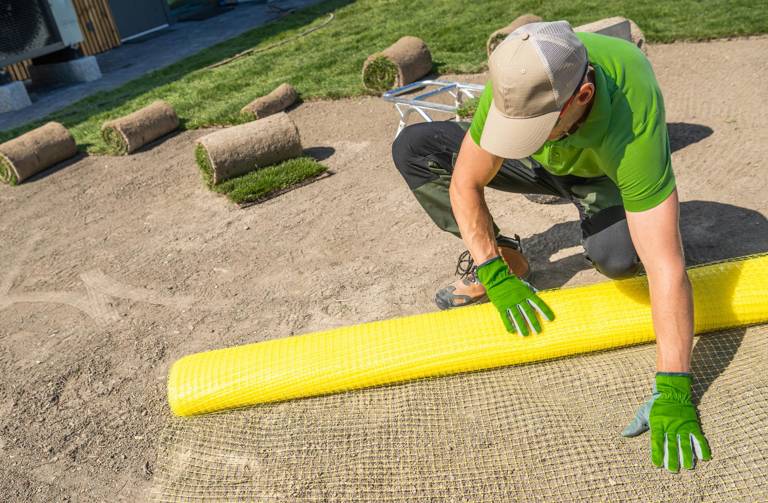 Pose de gazon en rouleau pour engazonner une pelouse de jardin