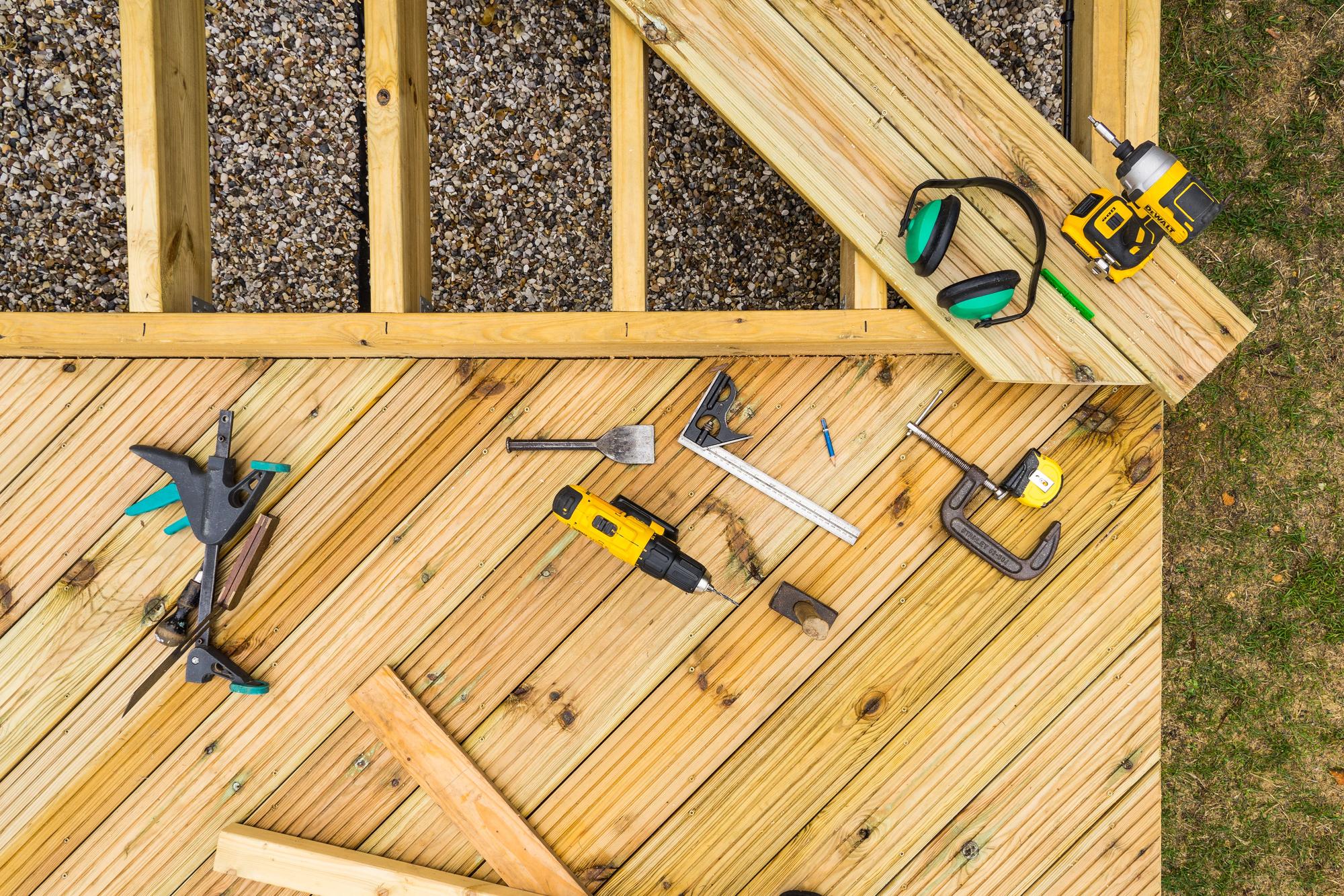 pose de lames composite pour terrasse par un paysagiste professionnel